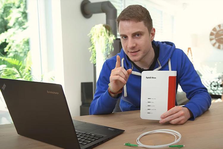 Screenshot des Videos, in dem EWE-Smartgeber Jan die Einrichtung des Glasfaser-Routers erläutert