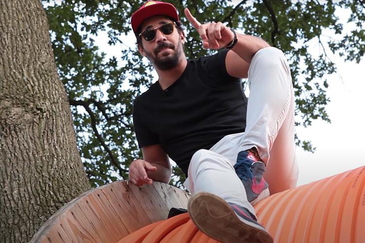 Screenshot des Videos, in dem EWE-Smartgeber Younes über den Glasfaser-Hausanschluss informiert