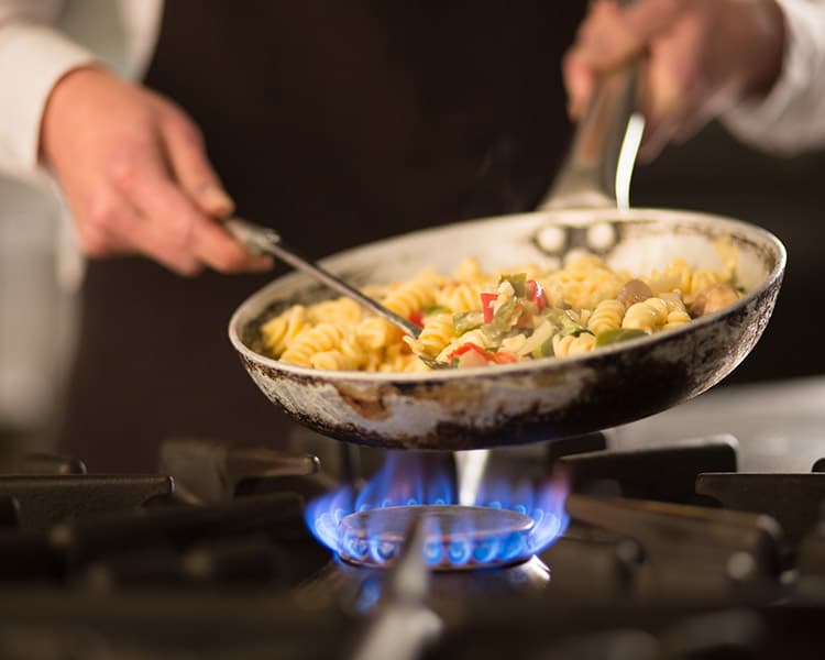 Pfanne über laufendem Gasherd