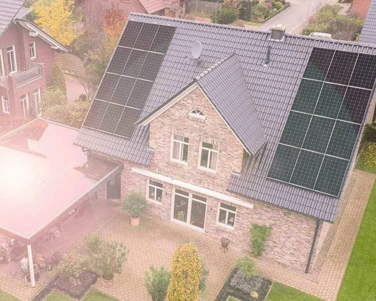 Haus mit Photovolatikanlage aus der Vogelperspektive