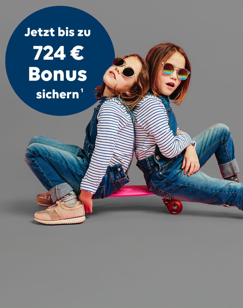 Zwei Mädchen sitzen Rücken an Rücken, in einem blauen Kreis wird auf den Aktionsbonus hingewiesen