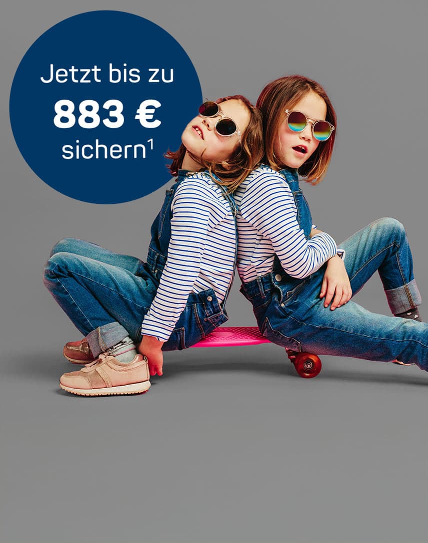 Zwei Mädchen sitzen Rücken an Rücken, in einem blauen Kreis wird auf den Aktionsbonus hingewiesen