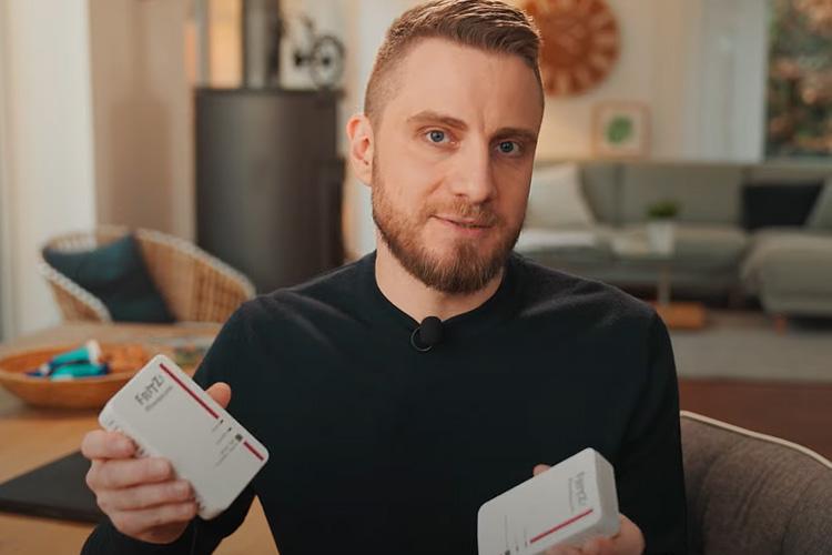 EWE-Smartgeber Jan mit Internet-Repeater in der Hand