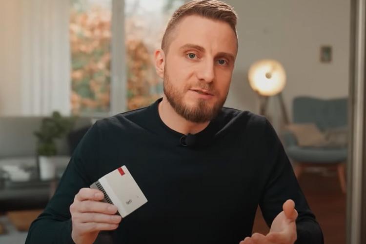 EWE-Smartgeber Jan mit Internet-Repeater