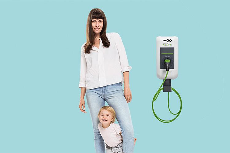 Frau mit Kind neben einer Wallbox