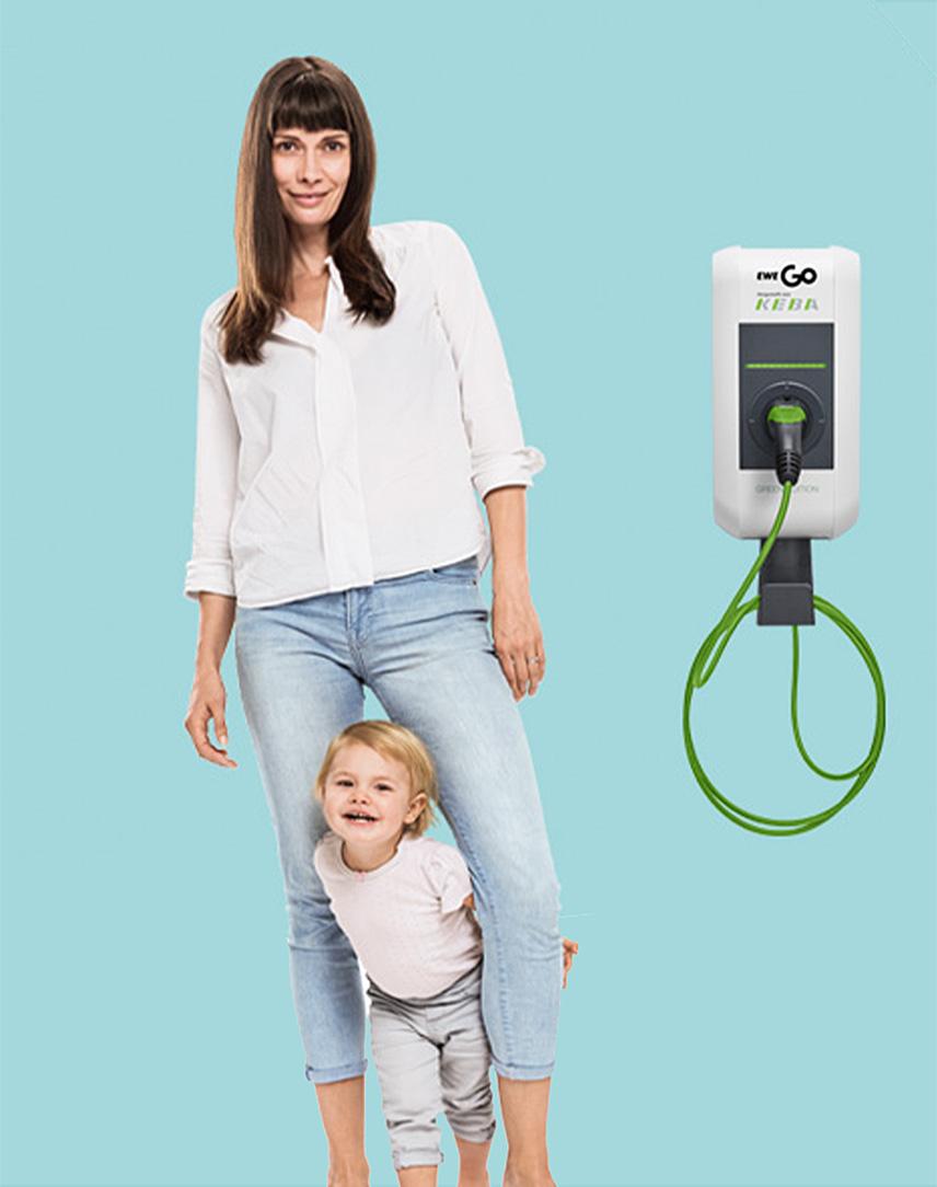 Frau mit Kind neben einer Wallbox