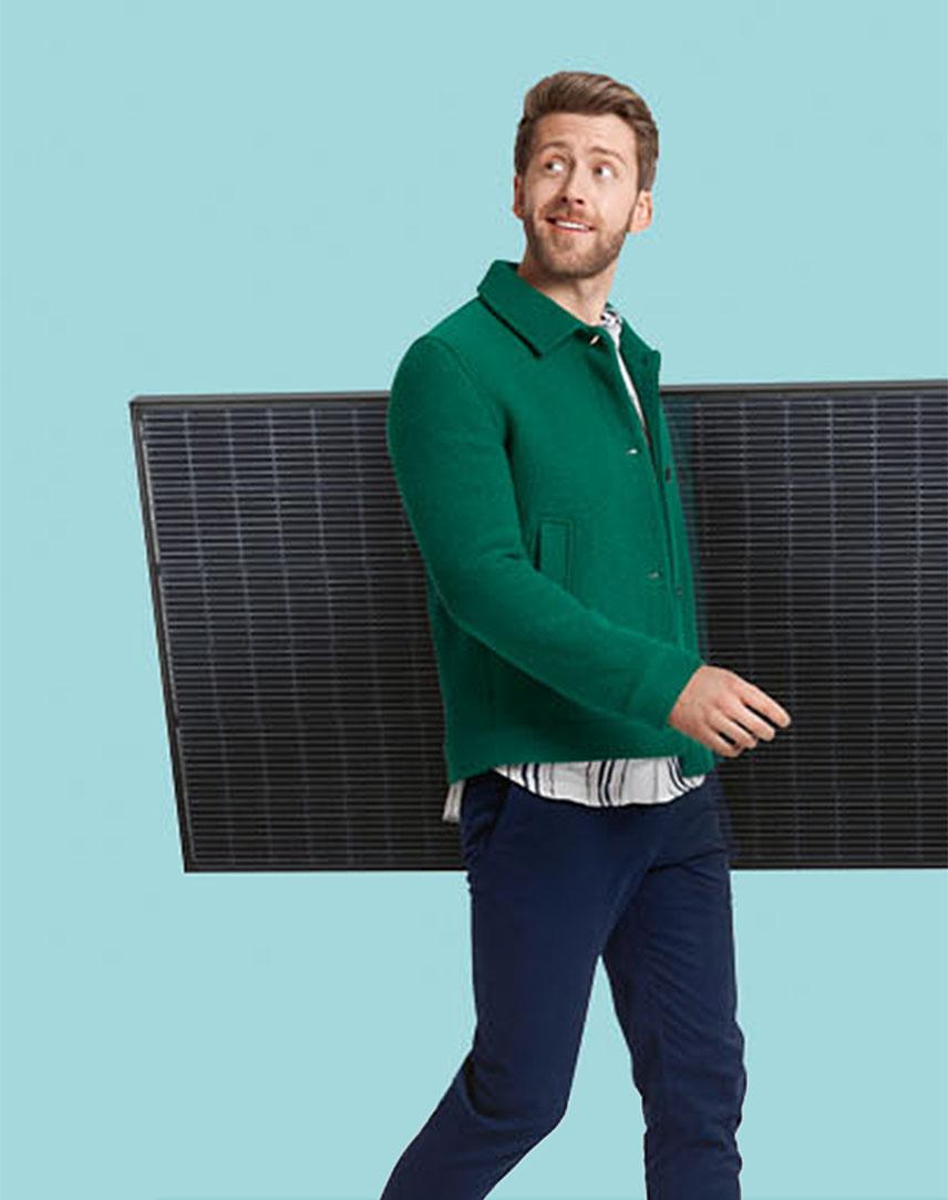 Mann trägt Solarmodul unter dem Arm