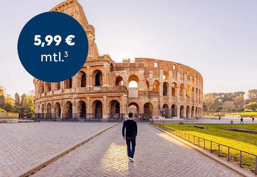 Mann vor dem Kolosseum in Rom