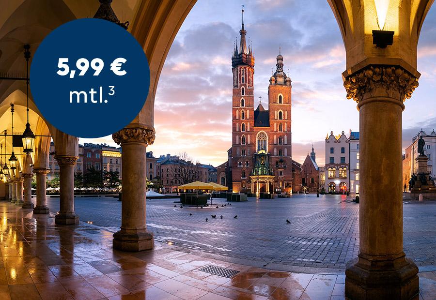 Blick durch Torbogen auf ein Gebäude in der Dämmerung