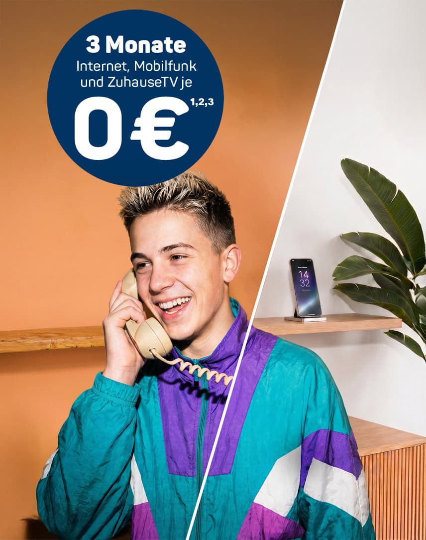 Junge mit einem alten Handy und einem modernen Smartphone