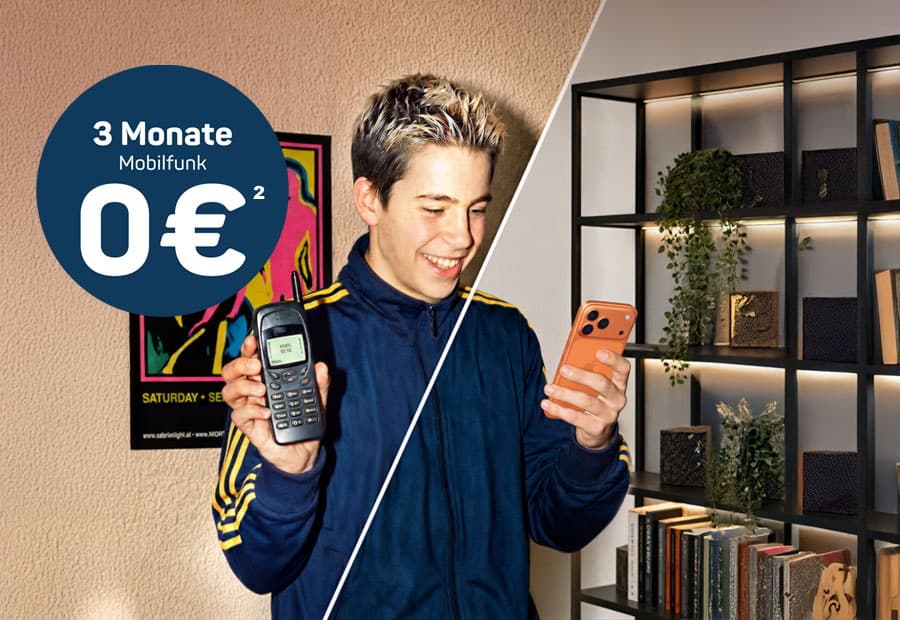 Junge mit einem alten Handy und einem modernen Smartphone