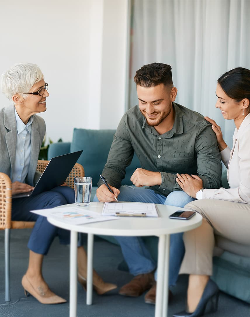 Junges Paar lässt sich von Expertin zuhause beraten