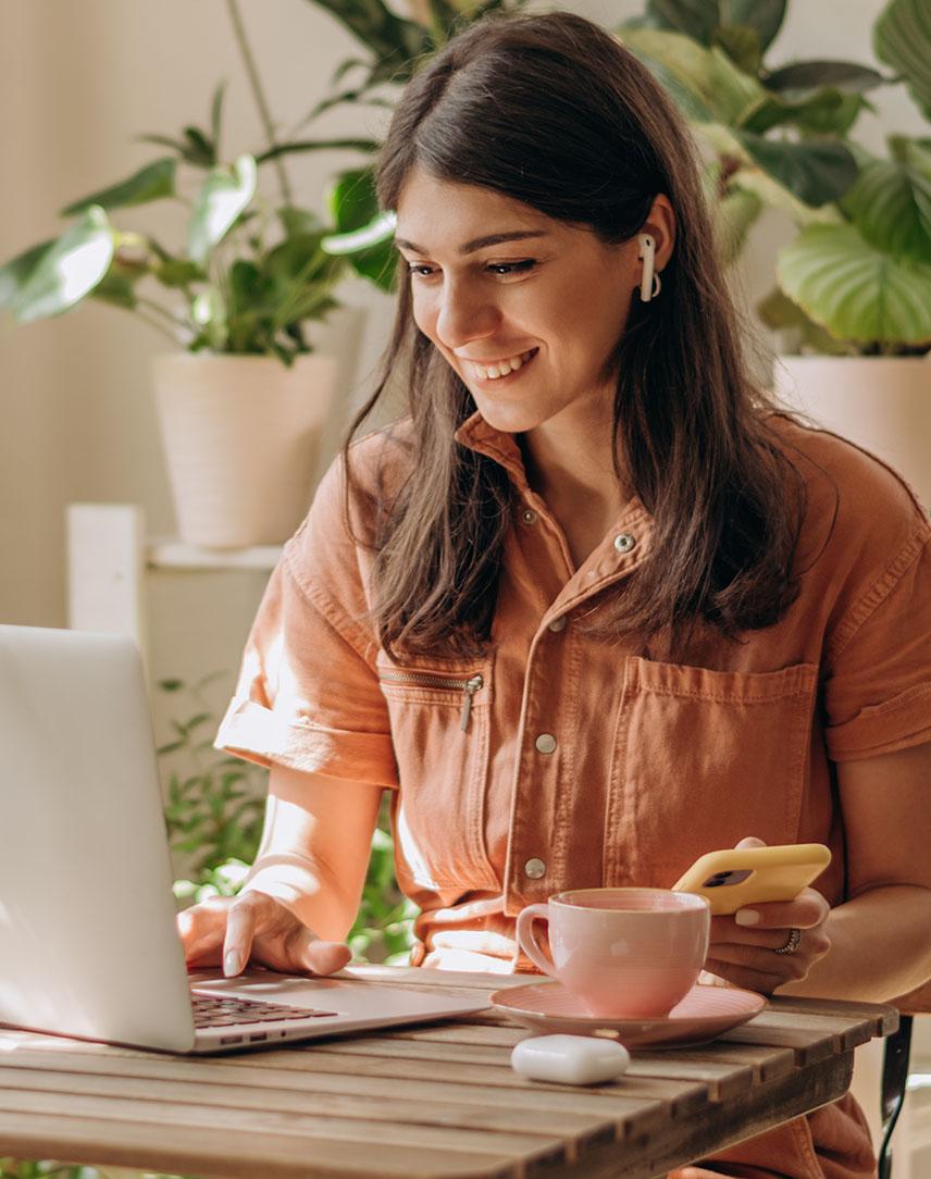 Frau sitzt am Laptop